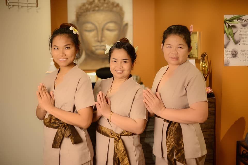 Tre ansatte hos Emerald Thai Aroma står sammen i behandlingslokalet